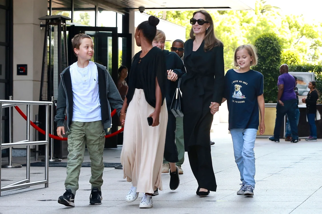 Angelina Jolie îşi scoate des copiii în oraş, iar ultima ieşire a fost la un film de groazăfoto: Hepta