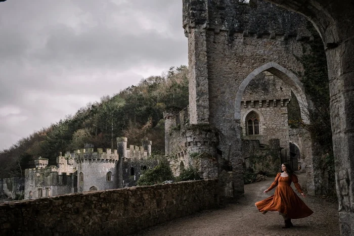 Cum sa╠å t╠ªi transformi toamna i╠éntr o poveste regala╠å   7 piese care i╠ét╠ªi vor face garderoba sa╠å stra╠åluceasca╠å s╠ªi coridorul de birou sa╠å arate ca un catwalk imperial  JPG