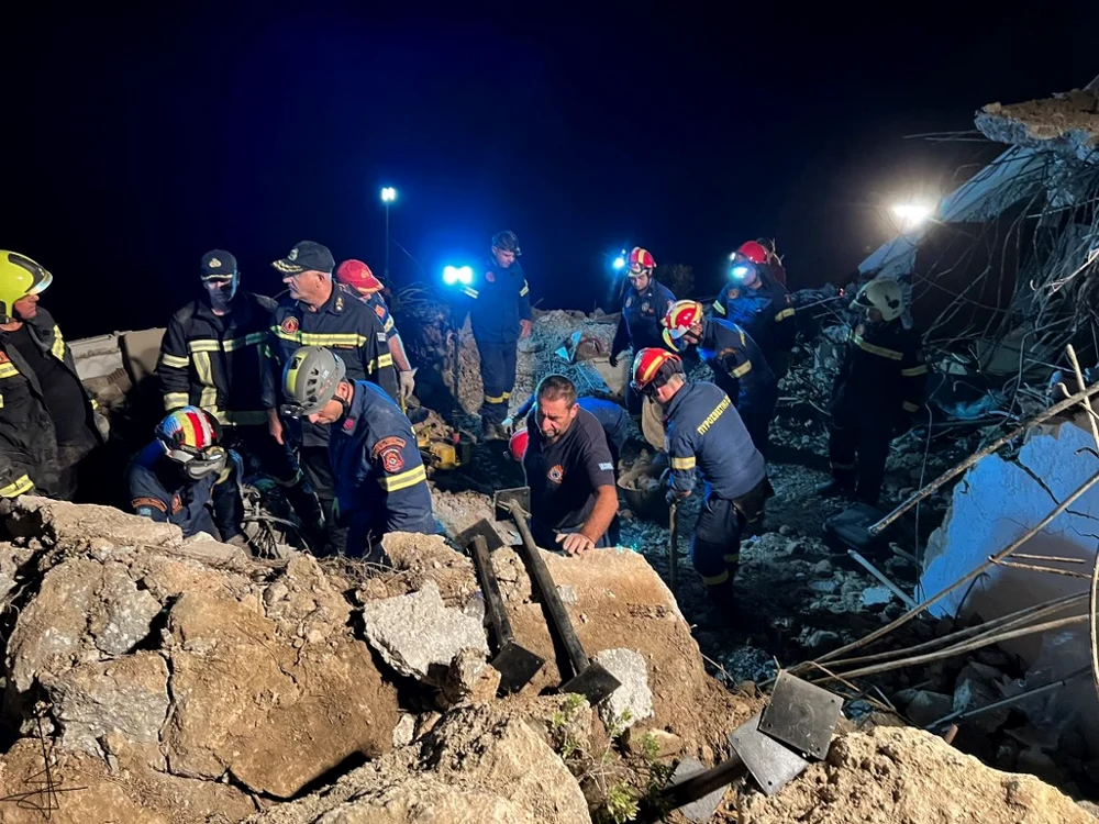 40 de pompieri au căutat printre ruine posibile victime FOTO AFP