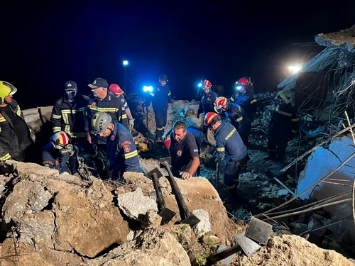 40 de pompieri au căutat printre ruine posibile victime FOTO AFP
