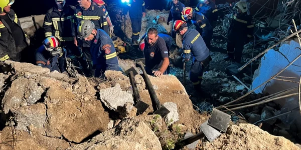 Stâncă prăbușită peste un hotel în Creta FOTO AFP