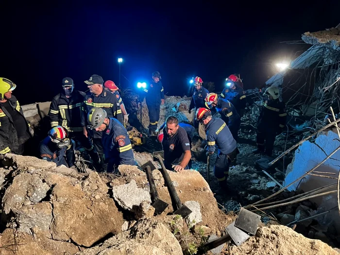 40 de pompieri au căutat printre ruine posibile victime FOTO AFP