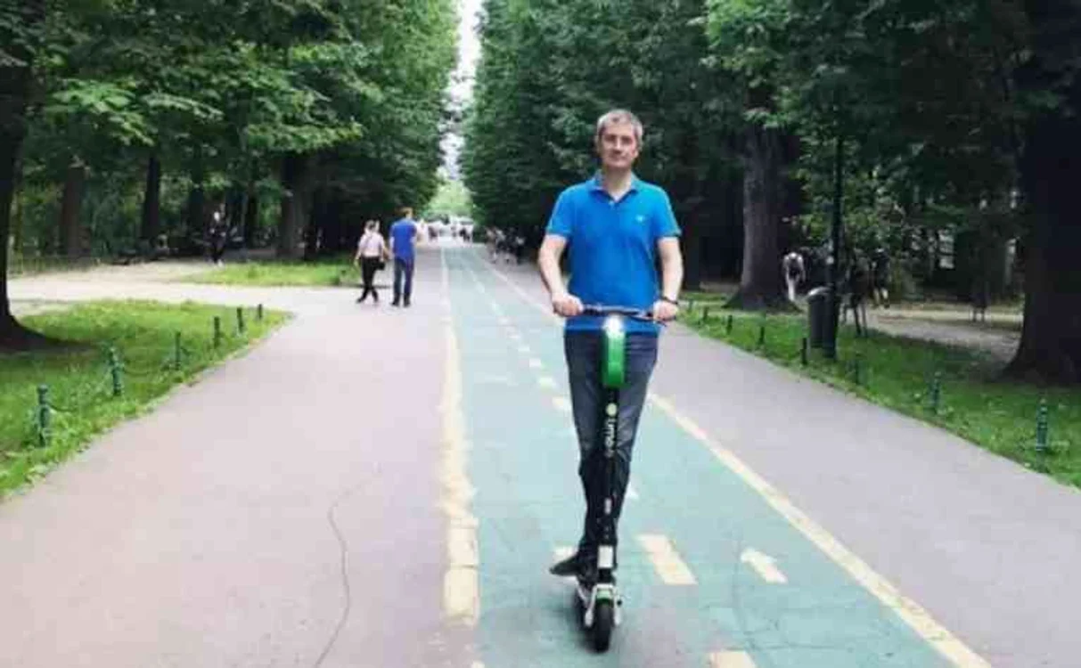 Dan Barna se deplasează des cu ajutorul unei trotinete electrice / foto: arhiva personală