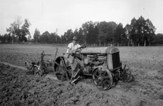 Tractor Ford de fabricație americană, în perioada interbelică (© Library of Congress)