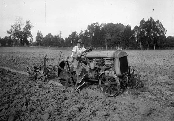 Tractor Ford de fabricație americană, în perioada interbelică (© Library of Congress)