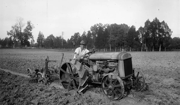 Tractor Ford de fabricație americană, în perioada interbelică (© Library of Congress)