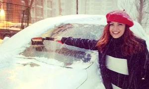 Diana Bart, de la Prima tv,  şi a curăţat autoturismul  parcat în faţa vilei  din Pipera jpeg