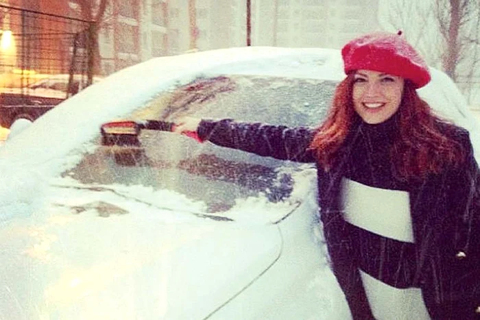 Diana Bart, de la Prima tv, şi-a curăţat autoturismul parcat în faţa vilei din Pipera