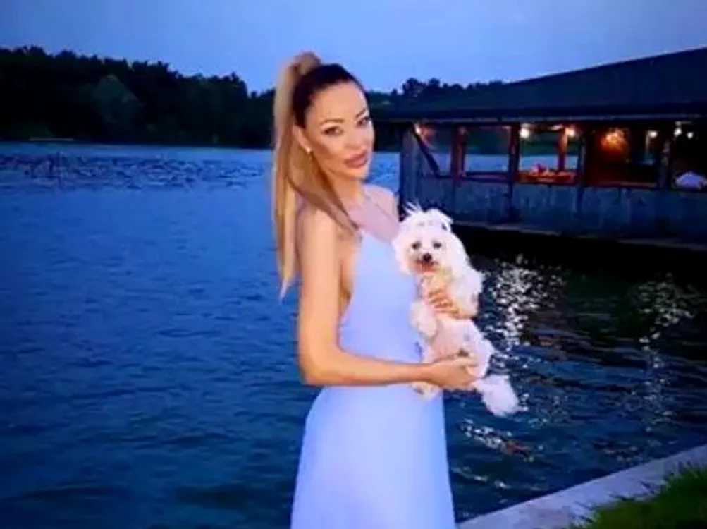 
    Bianca Drăgușanu (33 de ani) i-a cumpărat leagăn de firmă bebelușei din burticăfoto: Arhiva Personală  