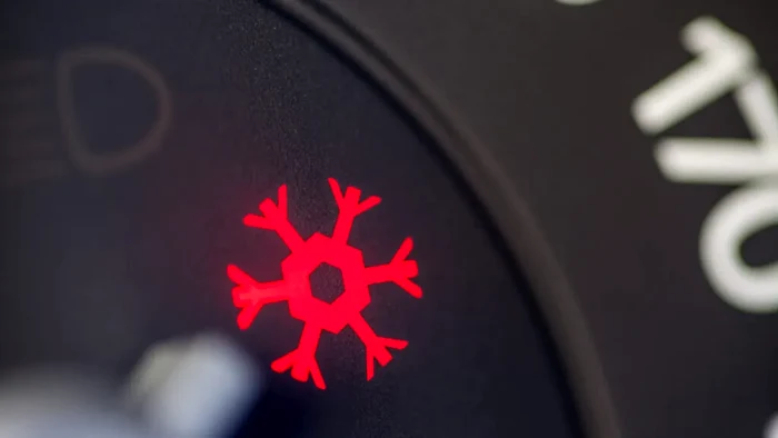 Ce înseamnă martorul de bord cu fulg de nea și de ce nu ar trebui să-l ignori iarna.