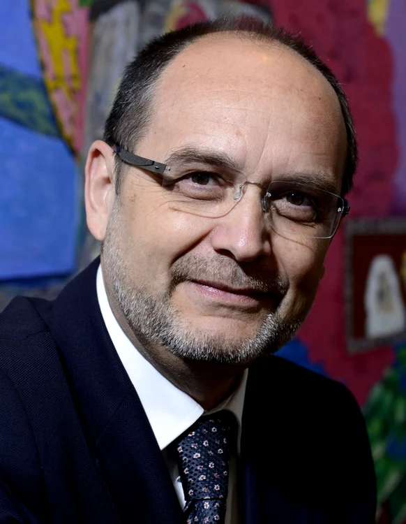 
    Noul ministru al educației, Adrian Curaj, este profesor universitar  