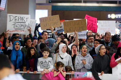 Proteste pe aeroporturile din SUA împotriva limitării imigraţiei din statele musulmane FOTO Guliver / Getty Images