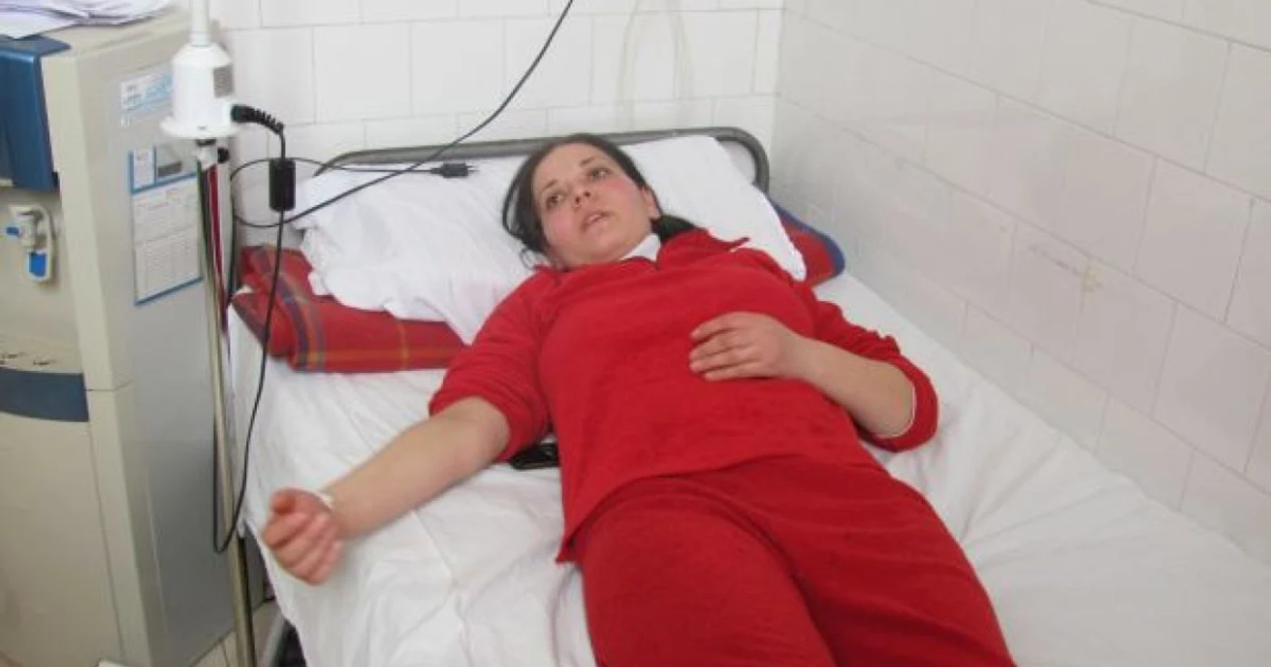 Tânăra este internată la Spitalul Filantropia din Craiova 