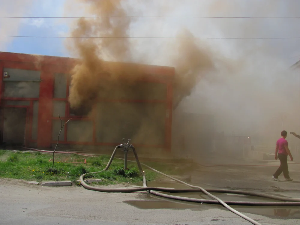 Incendiul a cuprins magazia şi anexa de la magazinul Minimax