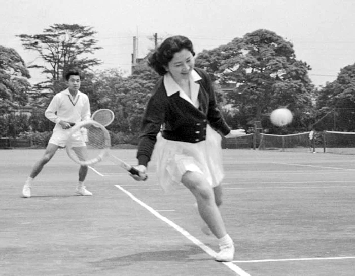 1958. Fotografii rare cu familia imperială niponă la un meci de tenis, cu un an înaintea căsătoriei