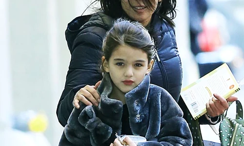 Suri Cruise (foto: splashnews) jpeg