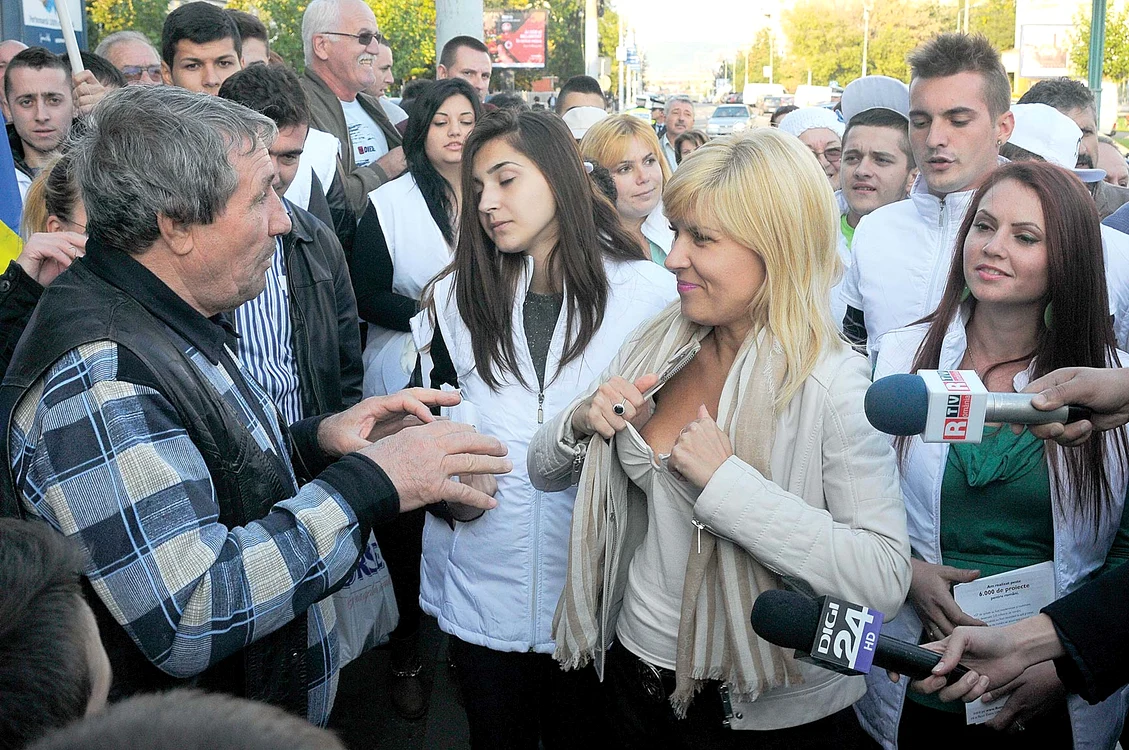 
    Elena Udrea a recurs la toate “armele” în campania pentru alegerile prezidenţialeFoto: Mediafax  
