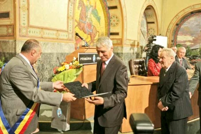 Antonie Solomon îi acordă diploma de excelenţă ultimului primar din Epoca de Aur, Ion Voiculescu (1987 – 1989)