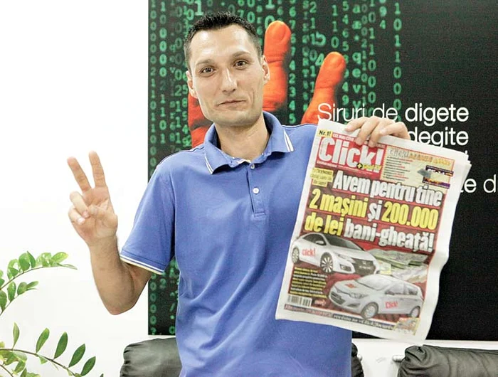 
    Mihai Alexandru Ignat (34 de ani), din judeţul Teleorman, are abonament de patru ani, iar ziarul norocos i-a fost adus la uşă de poştaşFoto: Florin Şuler   