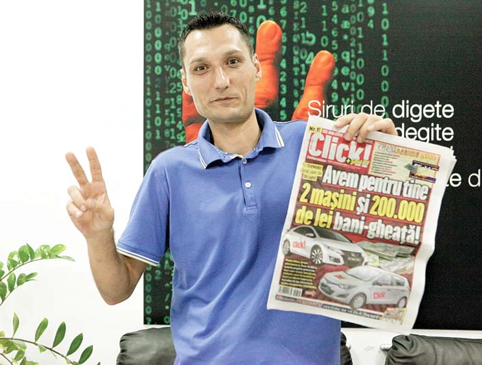 
    Mihai Alexandru Ignat (34 de ani), din judeţul Teleorman, are abonament de patru ani, iar ziarul norocos i-a fost adus la uşă de poştaşFoto: Florin Şuler   