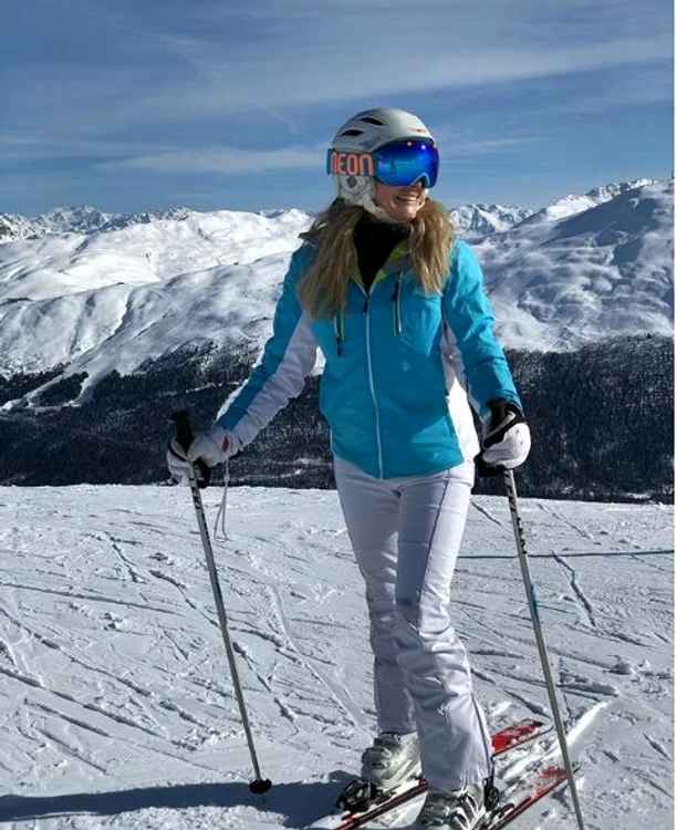 Laura Cosoi, de pe plajele din Maldive, direct la schi 