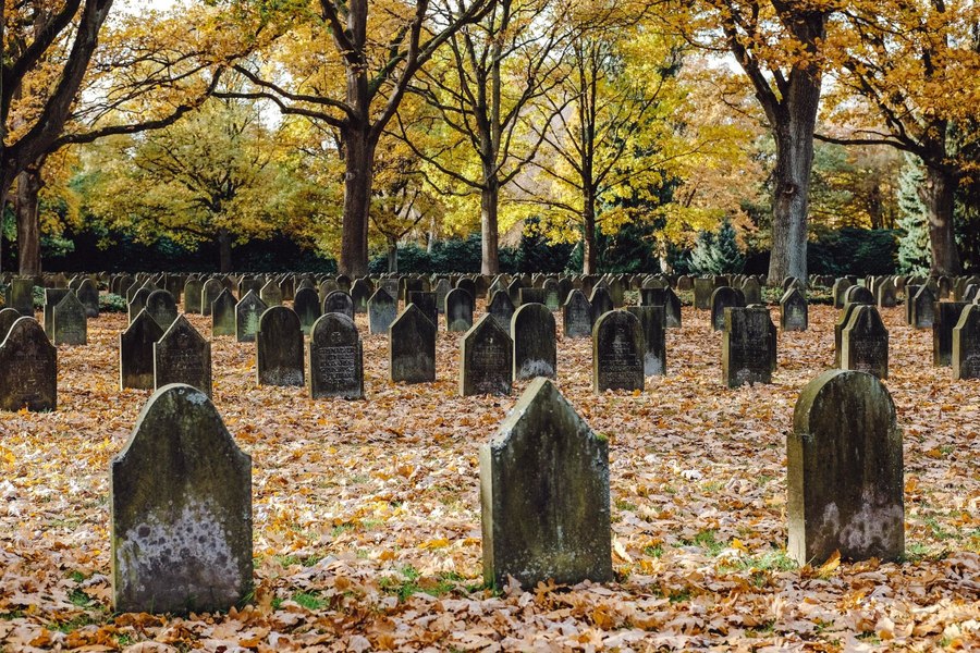 Coduri QR pe cruci într-un cimitir din Buzău. Ce dezvăluie despre cei înmormântați