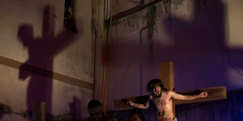 Actorul Lucas Valentin joaca rolulu lui Iisus in timpul procesiunii din Vinerea Mare din timpul Saptamanii Sfinte FOTO AP
