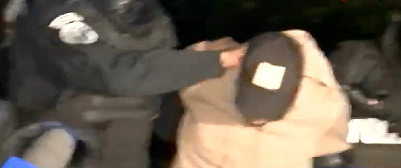 Bărbatul suspectat că și-a ucis copilul vitreg a fost reținut. Foto: captură video TVR Info