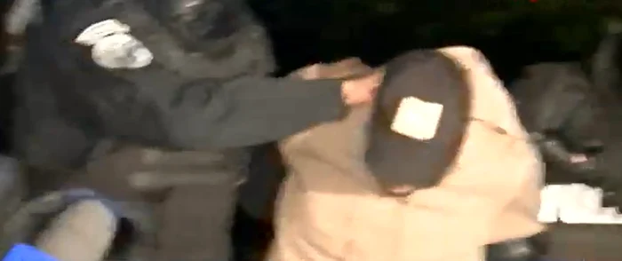 Bărbatul suspectat că și-a ucis copilul vitreg a fost reținut. Foto: captură video TVR Info