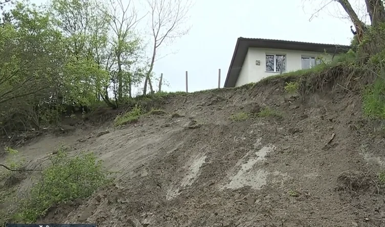 Școală din Buzău, la trei metri de dezastru, după ce ploile au reactivat alunecările de teren în zonă