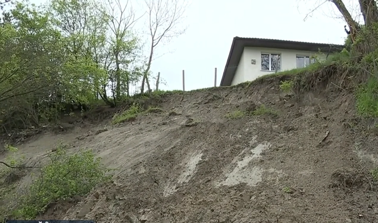 Scoala e la câțiva metri de râpa formată. Captură video TVR Info