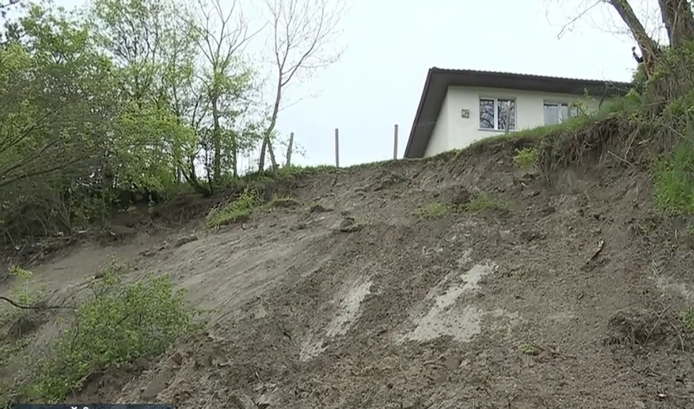 Școală din Buzău, la trei metri de dezastru, după ce ploile au reactivat alunecările de teren în zonă