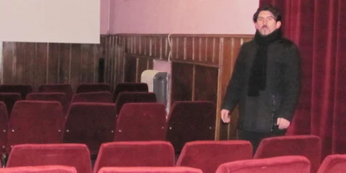Ovidiu Foca, directorul Casei de Cultură Rădăuţi în sala de film