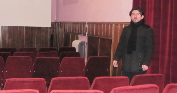 Ovidiu Foca, directorul Casei de Cultură Rădăuţi în sala de film