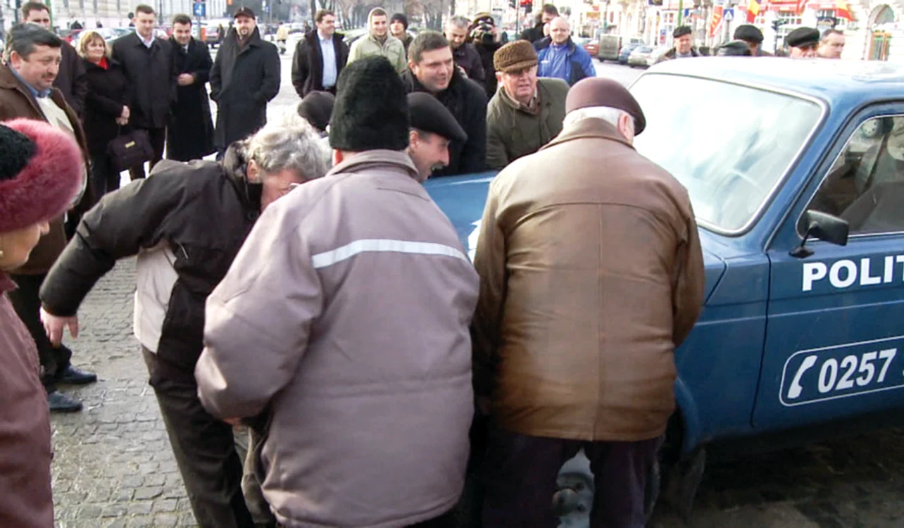 Mai mulţi revoluţionari au ridicat maşina poliţiei comunitare