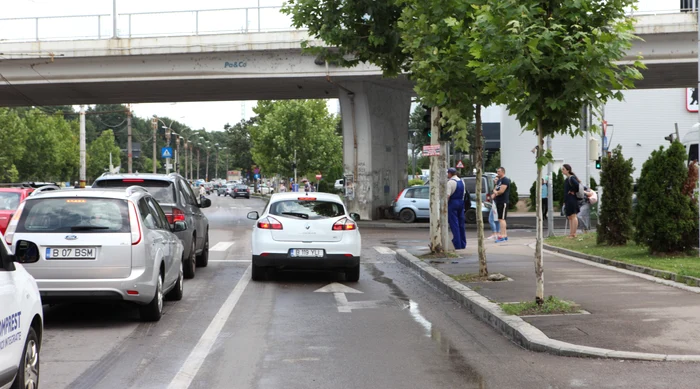Semaforul aflat la intersecția Bd. Barbu Văcărescu cu Șos. Pipera-Tunari este ascuns după un copac