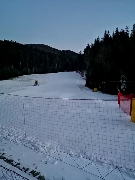 Pârtia Cazacu pentru începători, din Azuga, este și ea pregătită pentru schiori