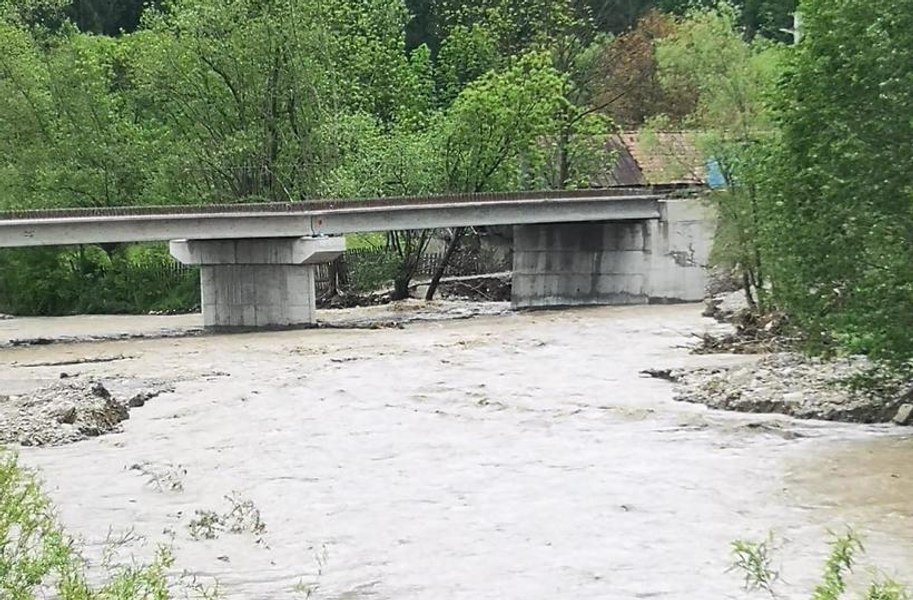 Trei sate din județul Bacău sunt izolate după ce un pod provizoriu a fost luat de ape