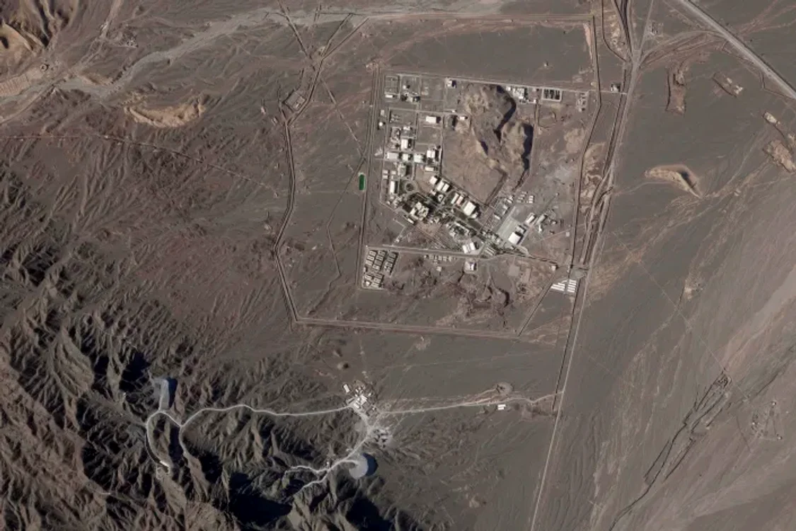 Tuneluri au fost săpate în versantul muntelui la situl Natanz 14 aprilie 2023 FOTO Planet Labs PBC