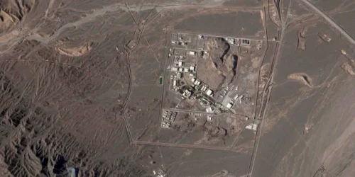 Tuneluri au fost săpate în versantul muntelui la situl Natanz 14 aprilie 2023 FOTO Planet Labs PBC