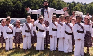 parintele vasile tamas si copiii din sat jpeg