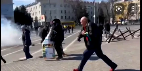 Trupele ruse dispersează manifestanţii din Herson FOTO captură video