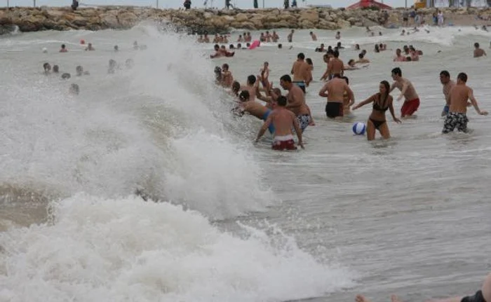 
    Valurile au făcut mai multe victime  