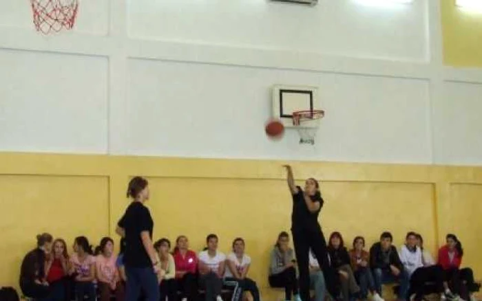 Liceenii nemţeni se întrec la concursul de baschet "Coşul de Aur"