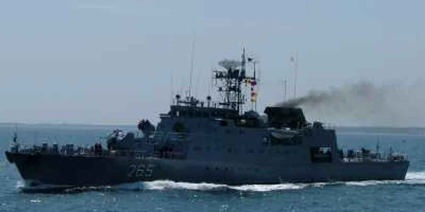 Corveta are la bord un echipaj format din 90 de militari