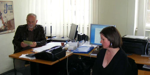 Gheorghe Molnar, directorul Casei de cultură „G.M. Zamfirescu” şi referentul Maria Magdalena Matei