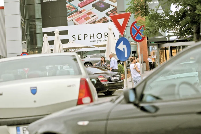 Dă ultimele indicaţii  şoferului, apoi  se întoarce în mall
