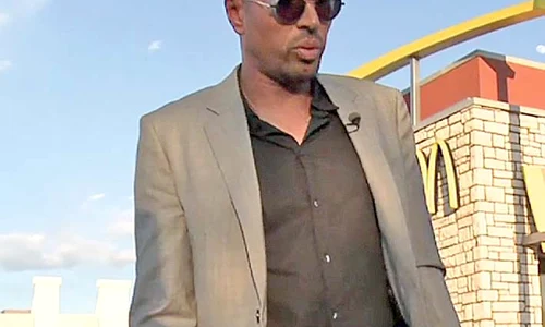 Jeremy Lewis, americanul  cu care s a iubit  cântăreața, spune că vrea  custodia băiețelului jpeg