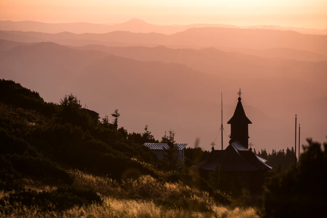 Apus de soare peste manastire FOTO Shutterstock
