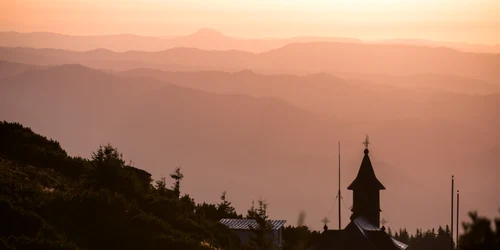 Apus de soare peste manastire FOTO Shutterstock jpeg